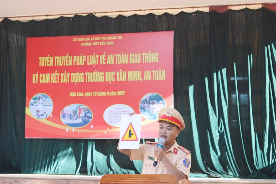 Cán bộ CSGT tuyên truyền đến học sinh kiến thức về Luật giao thông đường bộ.