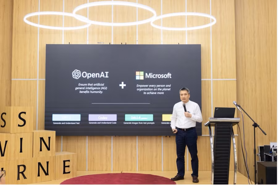 Ông Lê Nhân Tâm – Giám đốc Công nghệ Microsoft Việt Nam trình bày tại hội thảo.