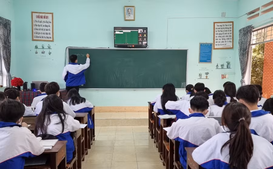 Giáo viên F0 dạy trực tuyến cho học sinh.