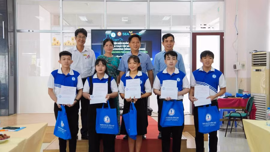 Trao quyết định cử sinh viên đi thực tập tại nước ngoài.
