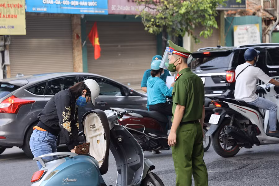Theo văn bản sáng 10/8, Hà Nội dừng việc kiểm tra giấy đi đường có xác nhận của UBND phường xã và lịch làm việc của nhân dân.