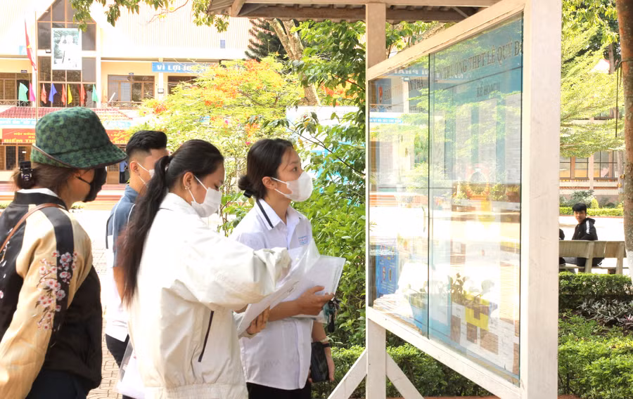 Các thí sinh đến sớm xem thông tin tại điểm thi THPT Lê Quý Đôn - TP Buôn Ma Thuột (ảnh: TT).