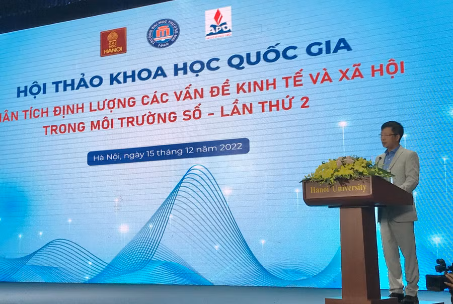 Phó Hiệu trưởng Trường ĐH Hà Nội Lương Ngọc Minh, nhấn mạnh tầm quan trọng của việc phân tích định lượng các vấn đề kinh tế và xã hội trong môi trường số.