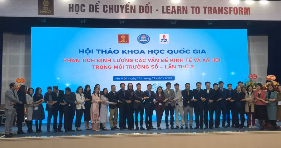 Các diễn giả tại Hội thảo khoa học “Phân tích định lượng các vấn đề kinh tế và xã hội trong môi trường số”.
