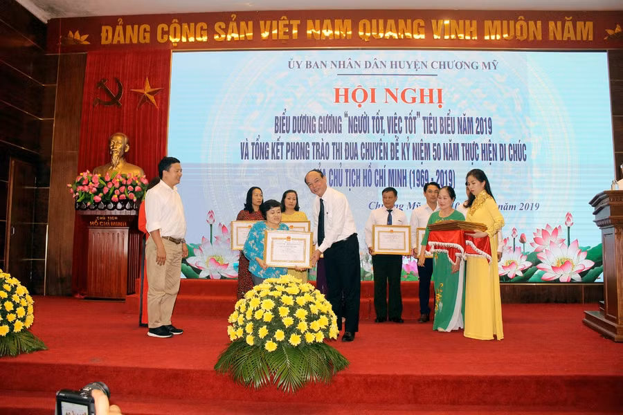 Chị Lê Thị Lan Anh nhận bằng khen về gương “Người tốt, việc tốt” do Chủ tịch Ủy ban nhân dân huyện Chương Mỹ trao tặng.