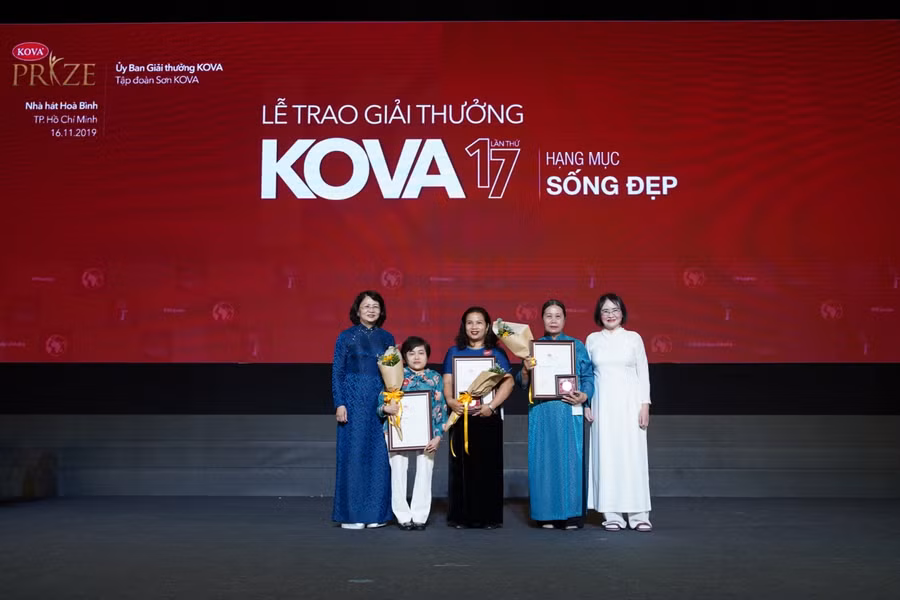 Chị Lê Thị Lan Anh nhận giải Kova lần thứ 17 ở hạng mục “Sống đẹp”.