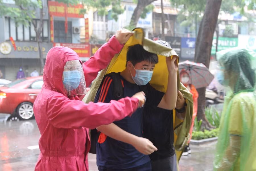Thí sinh tham gia dự thi tại điểm thi trường THPT Việt Đức được lực lượng cán bộ hỗ trợ đưa đón vào bên trong phòng thi.
