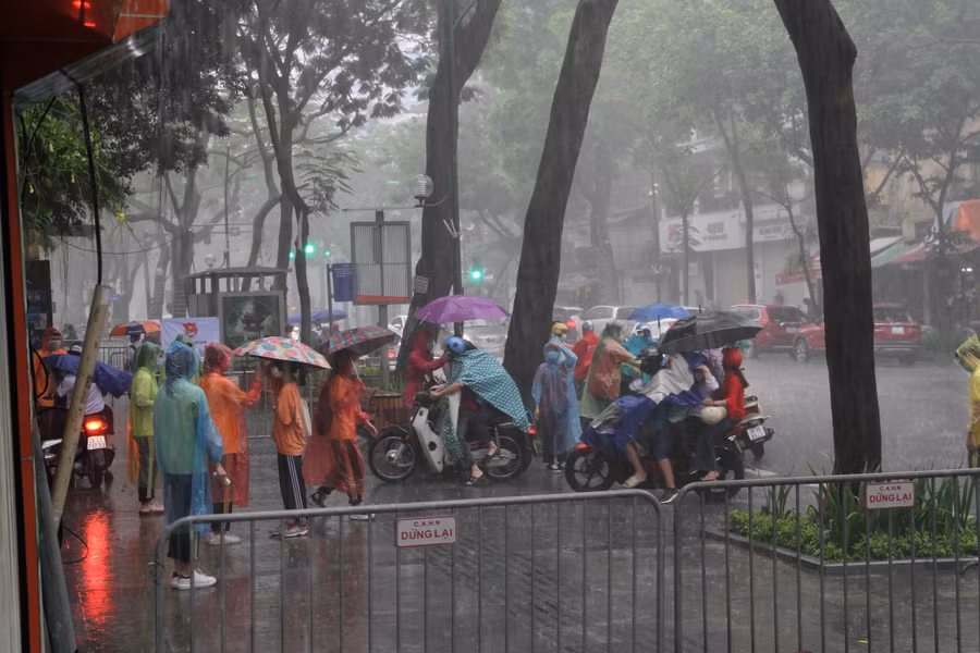 Khoảng 7h30", Hà Nội bất ngờ xuất hiện mưa lớn vào thời điểm các thí sinh có mặt tại các điểm thi để tham gia kỳ thi tuyển sinh vào lớp 10.