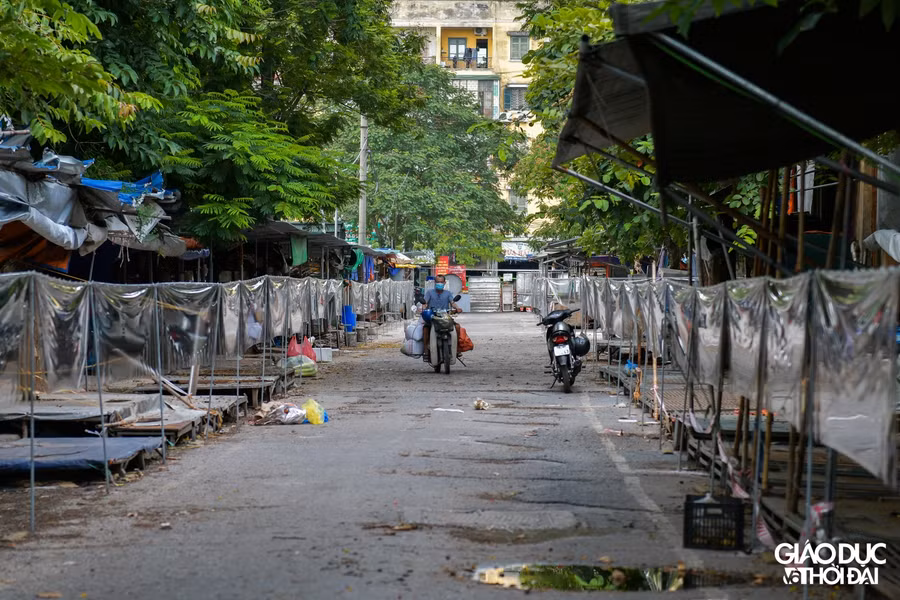 Cũng theo BQL chợ, chợ chỉ hoạt động từ 0 giờ - 11 giờ, trong đó: Từ 0 giờ - 5 giờ 30 phút là thời gian khách mua buôn được vào chợ mua bán, trao đổi hàng hóa. Từ 5 giờ 30 phút - 11 giờ là thời gian khách mua lẻ phục vụ sinh hoạt gia đình hàng ngày.