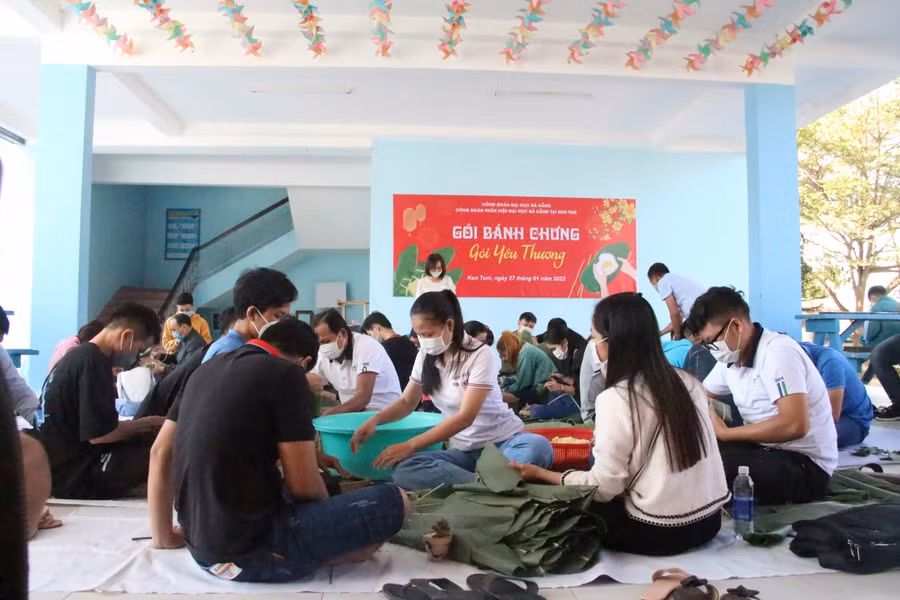 Ngày hội "Gói bánh chưng-Gói yêu thương" tại Phân hiệu Đại học Đà Nẵng tại Kon Tum.