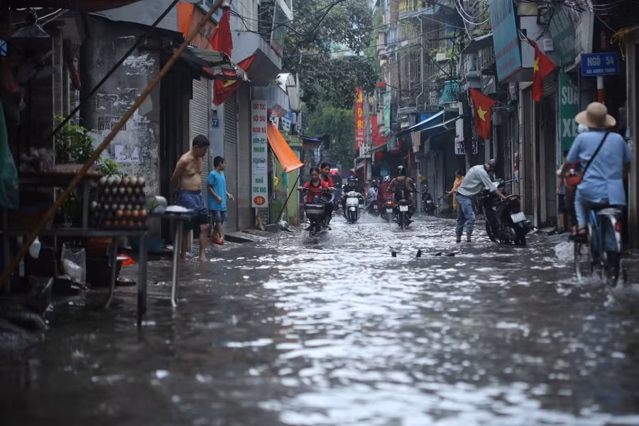 Cơn mưa lớn vào cuối giờ chiều, tuy lượng phương tiện qua đây không đông nhưng cũng gây khó khăn rất nhiều cho các phương tiện đi qua .