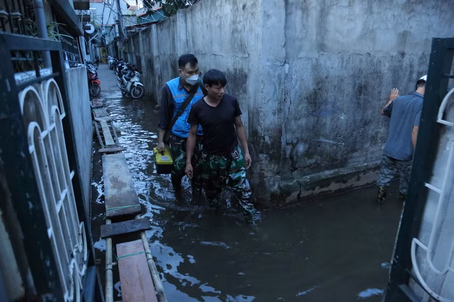 Cảnh sống khốn đốn của người dân quanh hồ Tứ Liên suốt một tuần nay.