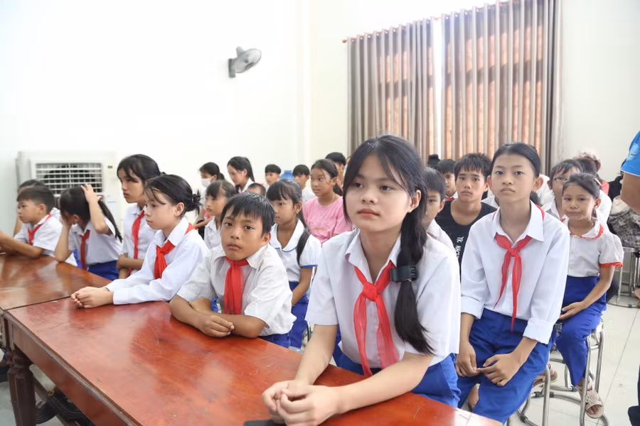 Học sinh con em ngư dân Quảng Trị nhận được niềm động viên từ các cơ quan báo chí.