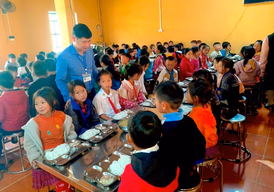 Yêu nghề bao nhiêu thầy Hoàng Đức Thịnh càng lo lắng chăm sóc dạy dỗ cho học sinh bấy nhiêu.