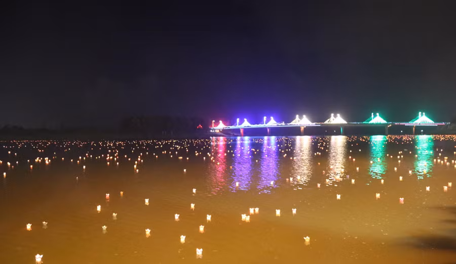Cựu chiến binh Lê Bá Dương - tác giả của bốn câu thơ nổi tiếng tạc vào bia đá tại Bến thả hoa sông Thạch Hãn: “Đò lên Thạch Hãn ơi… chèo nhẹ/Đáy sông còn đó bạn tôi nằm/Có tuổi hai mươi thành sóng nước/Vỗ yên bờ, mãi mãi ngàn năm”.