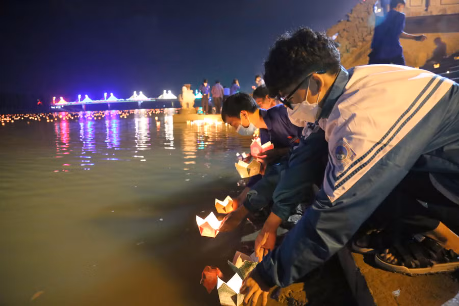 Các học sinh Trường THPT thị xã Quảng Trị tham gia thả nến tri ân liệt sĩ trên dòng sông Thạch Hãn.
