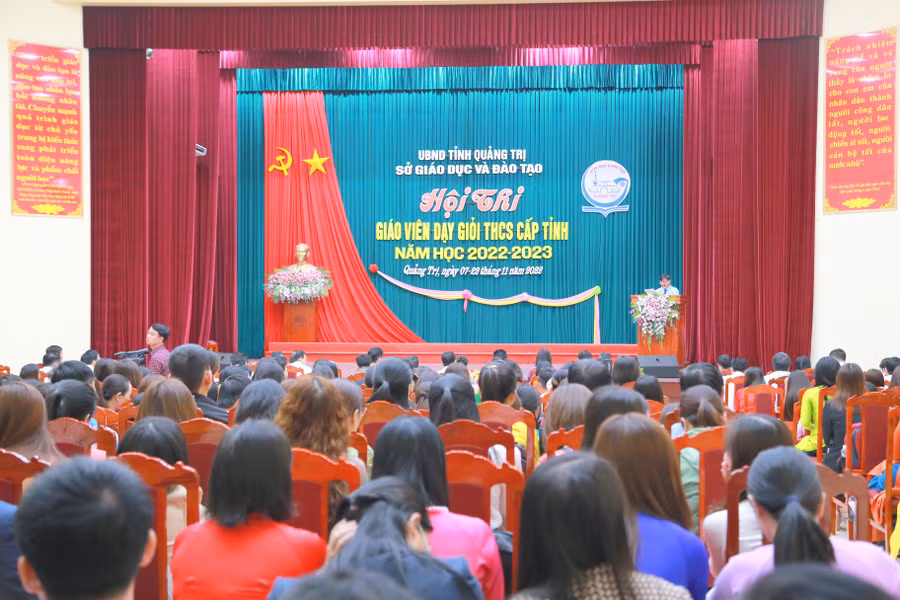 Hơn 300 giáo viên Quảng Trị tham gia hội thi giáo viên dạy giỏi. Hơn 300 giáo viên Quảng Trị tham gia hội thi giáo viên dạy giỏi.