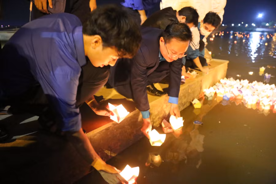 Thế hệ trẻ thả nến tri ân sự hy sinh to lớn của các anh hùng, liệt sĩ.