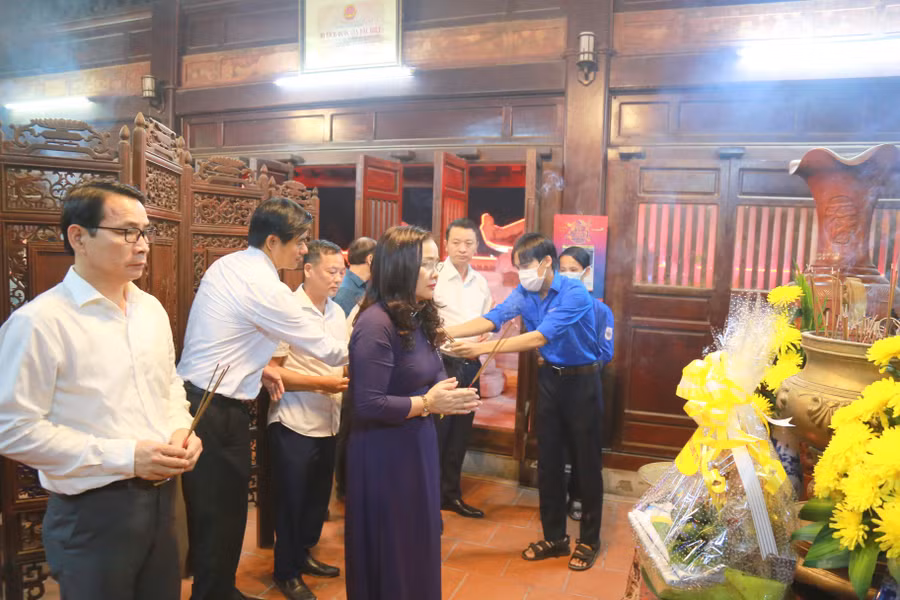 Các cán bộ, giáo viên thuộc ngành giáo dục Quảng Trị đã thành kính dâng hương, dâng hoa tri ân các anh hùng, liệt sĩ đã anh dũng chiến đấu, hy sinh vì sự nghiệp giải phóng dân tộc, thống nhất Tổ quốc.