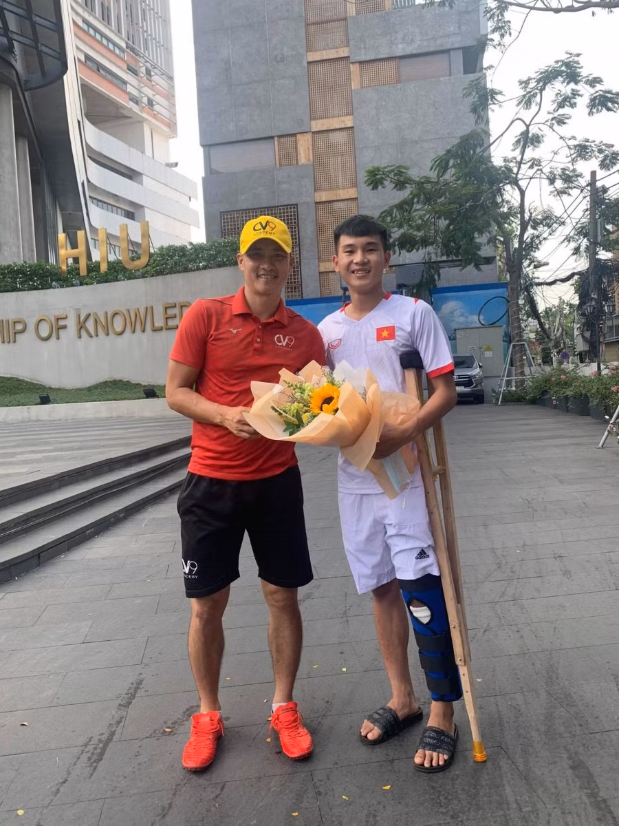 Cựu tuyển thủ quốc gia Lê Công Vinh đến thăm, tặng quà cho Trường Thịnh