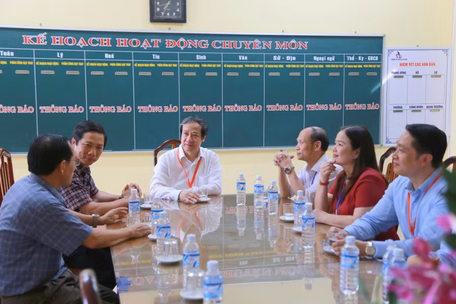 Bộ trưởng động viên cán bộ, giáo viên làm nhiệm vụ thi.