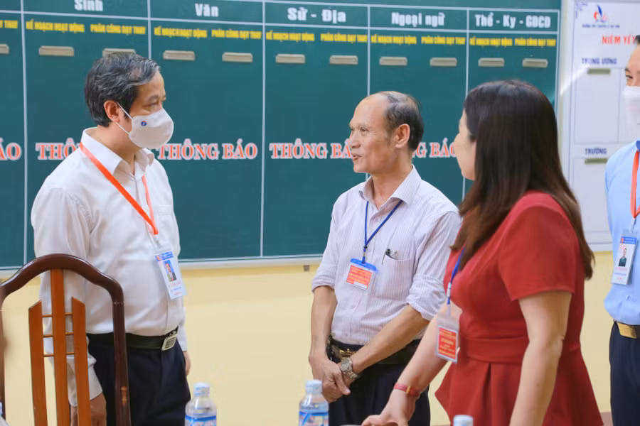 Thầy giáo Nguyễn Hoài Nam, Hiệu trưởng Trường THPT chuyên Lê Qúy Đôn - Phó điểm trưởng báo cáo về công tác tổ chức thi.