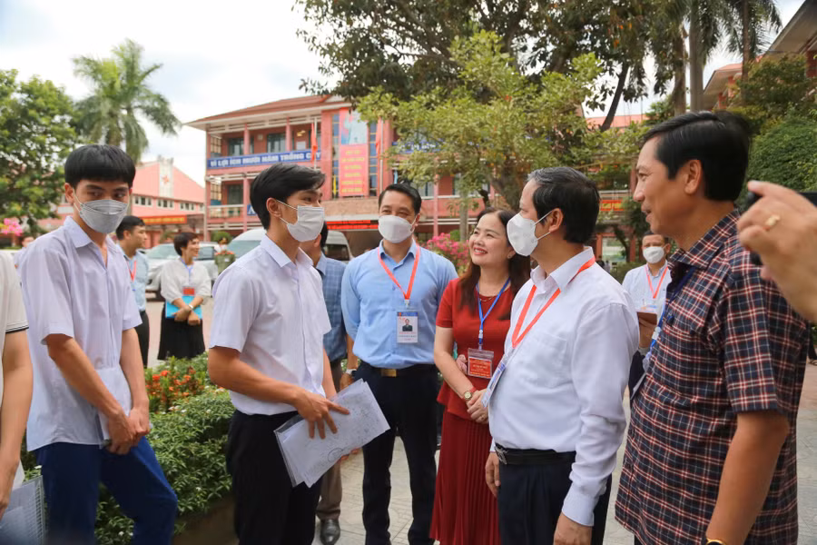 Bộ trưởng thăm hỏi các thí sinh sau giờ làm bài thi.
