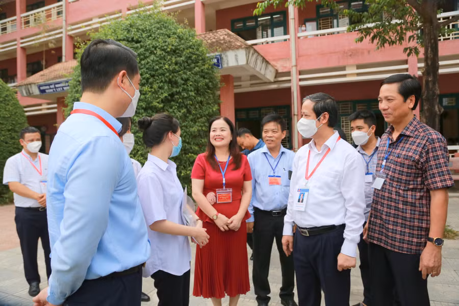 Lãnh đạo Bộ GD&amp;ĐT động viên các thí sinh cố gắng hoàn thành tốt kỳ thi.
