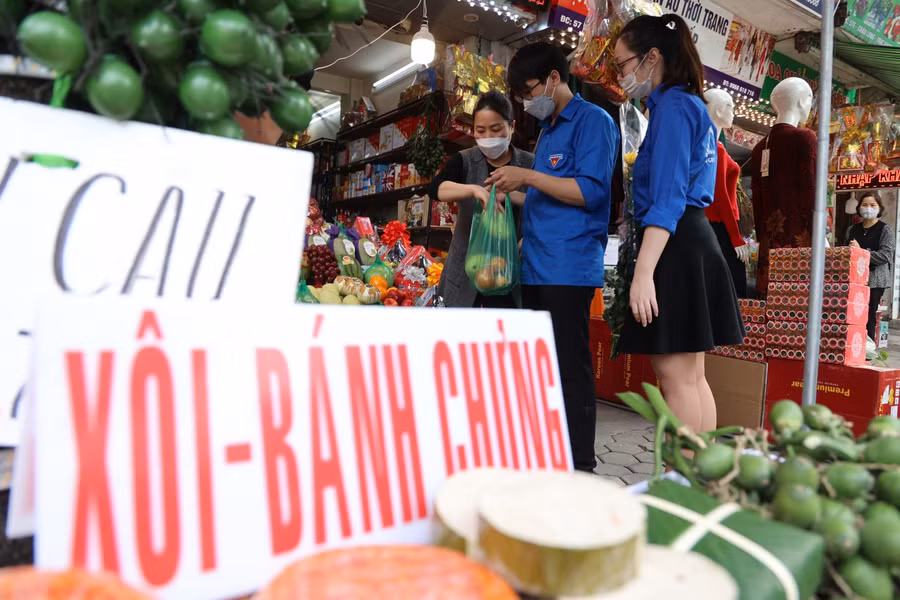 Hoa quả để lễ cũng được đội tình nguyện hỗ trợ mua giúp các gia đình có người F0 khi có nhu cầu.