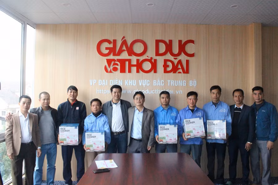 VP đại diện báo GD&amp;TĐ khu vực Bắc Trung Bộ tặng quà động viên cho nhóm công nhân nhà máy nước Hà Tĩnh