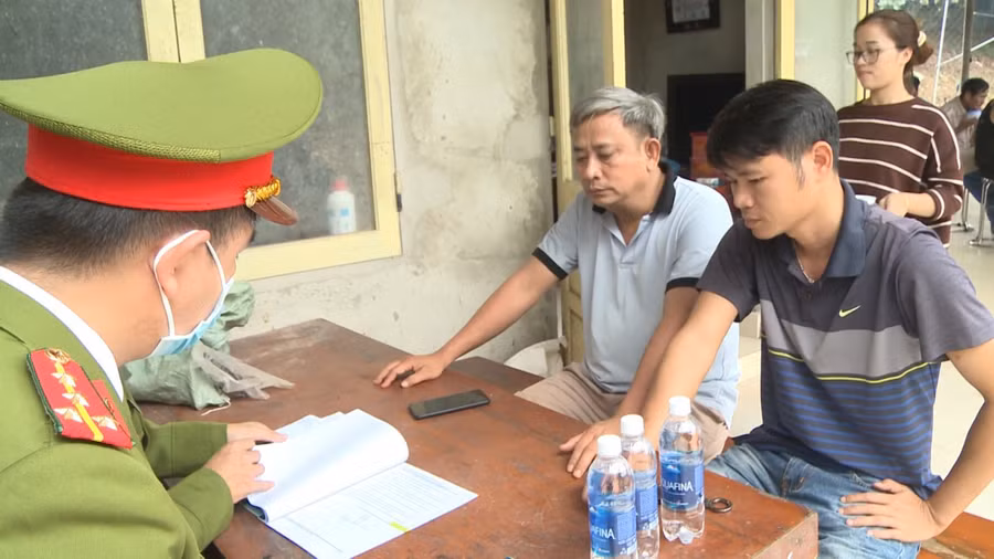 Công an làm việc với đại diện Công ty TNHH Xây dựng và chăn nuôi Trí Dũng.