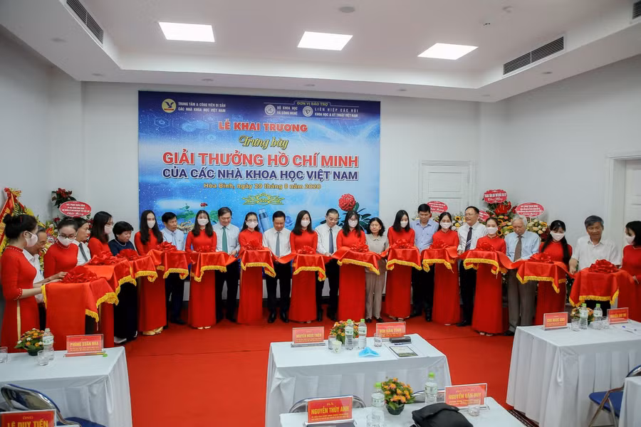 Cắt băng khai trương Tòa nhà Quyển sách mở - nơi lưu trữ di sản của các nhà khoa học và đưa những di sản đó đến với công chúng.