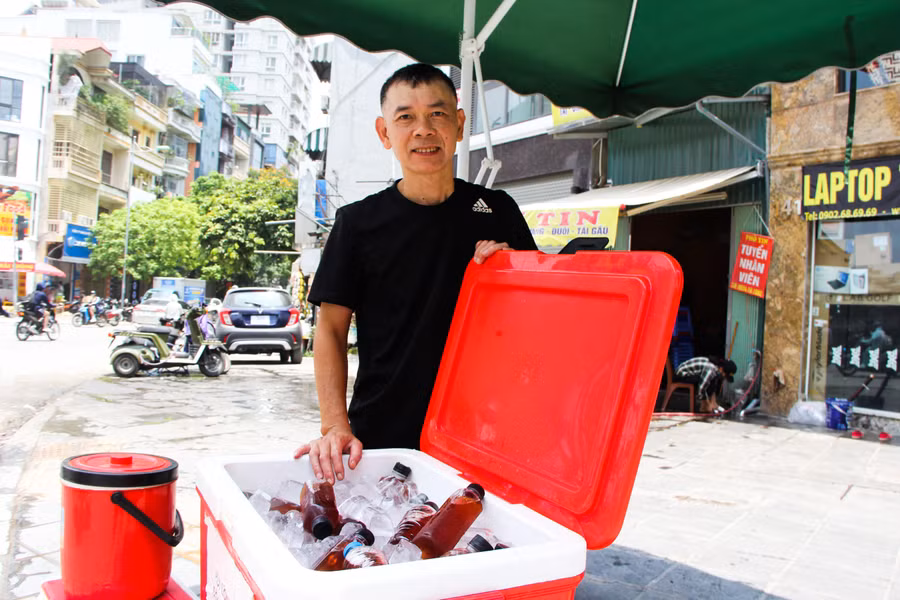 Chia sẻ về việc làm ý nghĩa này, ông Nguyễn Trọng Toàn cho biết: “Gia đình tôi sinh sống tại đây, hàng ngày đều chứng kiến cảnh những người lao động di chuyển qua đây nhất là những ngày thời tiết nóng mà không có quán nước nào để dừng chân nghỉ ngơi. Với mong muốn san sẻ một phần sự vất vả của mọi người nên 2 vợ chồng đã quyết định lập ra điểm phát nước miễn phí này”. Chia sẻ về việc làm ý nghĩa này, ông Nguyễn Trọng Toàn cho biết: “Gia đình tôi sinh sống tại đây, hàng ngày đều chứng kiến cảnh những người lao động di chuyển qua đây nhất là những ngày thời tiết nóng mà không có quán nước nào để dừng chân nghỉ ngơi. Với mong muốn san sẻ một phần sự vất vả của mọi người nên 2 vợ chồng đã quyết định lập ra điểm phát nước miễn phí này”.