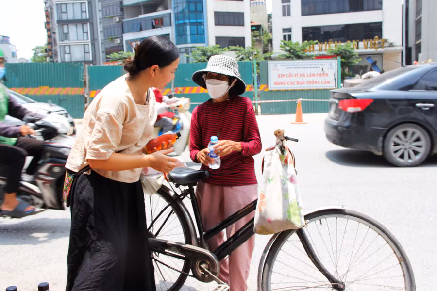 Thời tiết ở Hà Nội đang ở giai đoạn đỉnh điểm nhất của nắng nóng, nhìn thấy được nỗi vất vả của người dân trong việc giao thông đi lại cũng như di chuyển giữa thời tiết oi bức của Hà Nội, vợ chồng anh Nguyễn Quang Toàn đã quyết định mở trạm phát nước miễn phí dành cho người dân đi qua đường. Thời tiết ở Hà Nội đang ở giai đoạn đỉnh điểm nhất của nắng nóng, nhìn thấy được nỗi vất vả của người dân trong việc giao thông đi lại cũng như di chuyển giữa thời tiết oi bức của Hà Nội, vợ chồng anh Nguyễn Quang Toàn đã quyết định mở trạm phát nước miễn phí dành cho người dân đi qua đường.