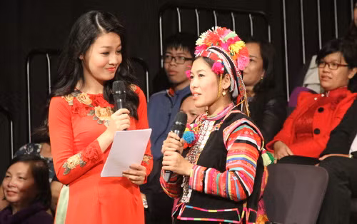 Điểm nhấn của chương trình là phần giao lưu, tọa đàm với các thầy, cô giáo. Ảnh: MC giao lưu cô giáo Lỳ Hà Xó.