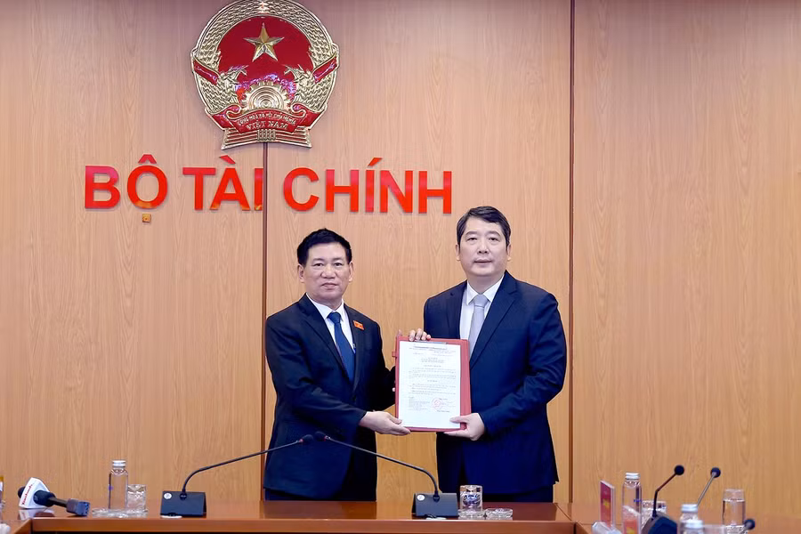Thừa ủy quyền của Thủ tướng Chính phủ, Bộ trưởng Bộ Tài chính Hồ Đức Phớc đã trao quyết định bổ nhiệm cho ông Cao Anh Tuấn.