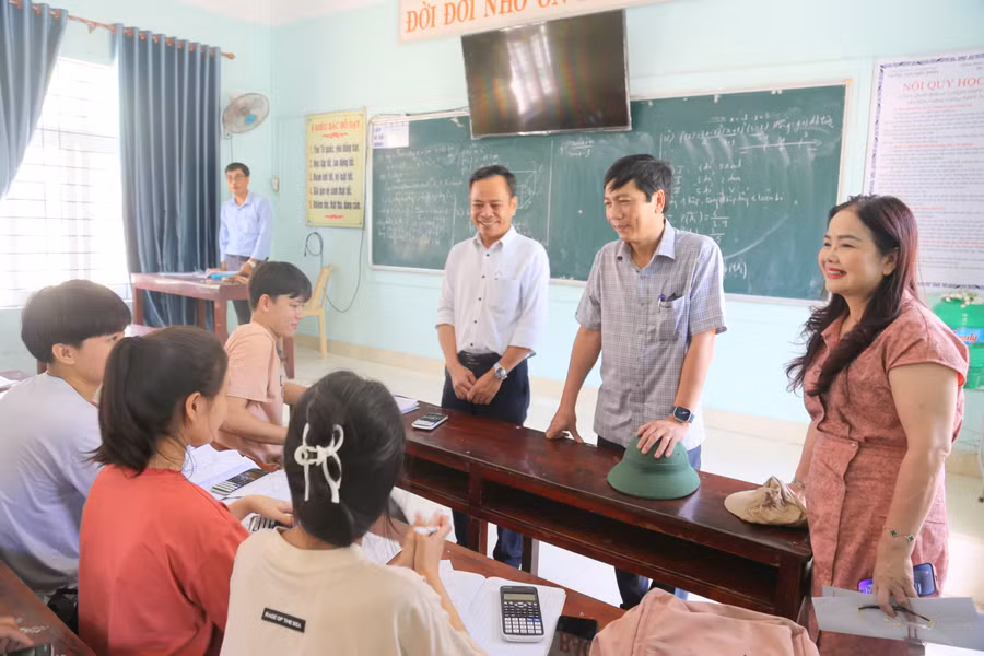 Ông Hoàng Nam và TS Lê Thị Hương động viên các học sinh tham gia ôn tập. Ông Hoàng Nam và TS Lê Thị Hương động viên các học sinh tham gia ôn tập.
