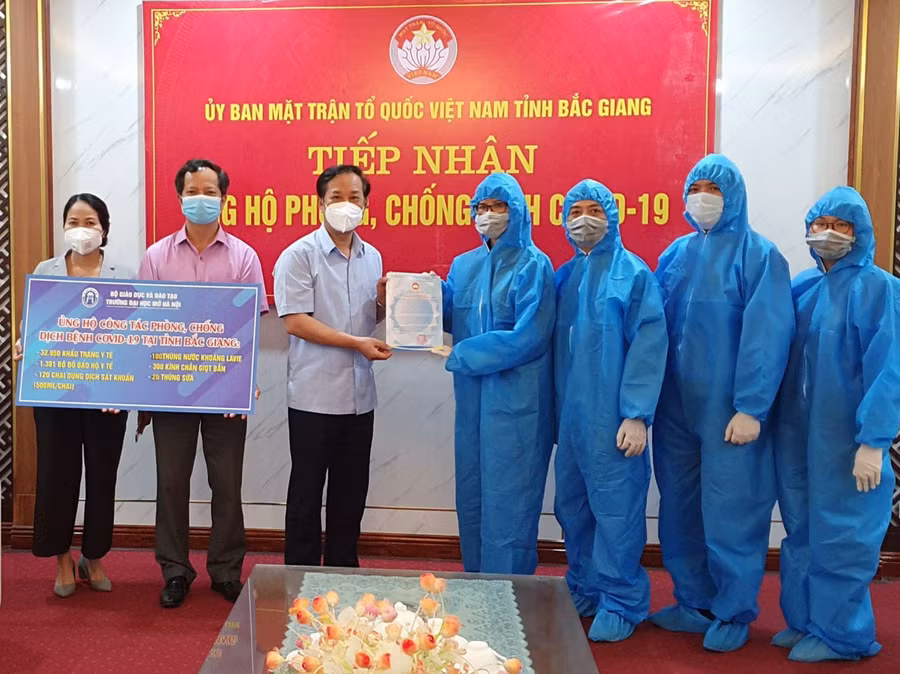 TS Nguyễn Minh Phương (thứ 4 từ phải qua trái) cùng đoàn công tác trao tặng vật phẩm tới tỉnh Bắc Giang năm 2021.