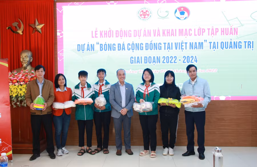 Đại diện Liên đoàn Bóng đá Na Uy/Dự án “Bóng đá Cộng đồng hỗ trợ vật chất cho các trường học. Đại diện Liên đoàn Bóng đá Na Uy/Dự án “Bóng đá Cộng đồng hỗ trợ vật chất cho các trường học.