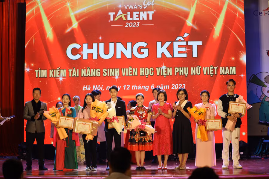 Các thí sinh được nhận giải khuyến khích.