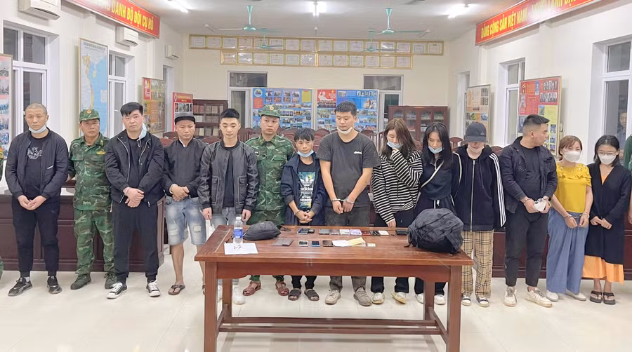 Lực lượng chức năng phá Chuyên án 822X triệt xóa đường dây tổ chức đưa, đón người nước ngoài xuất, nhập cảnh trái phép qua biên giới, bắt 16 đối tượng. Lực lượng chức năng phá Chuyên án 822X triệt xóa đường dây tổ chức đưa, đón người nước ngoài xuất, nhập cảnh trái phép qua biên giới, bắt 16 đối tượng.