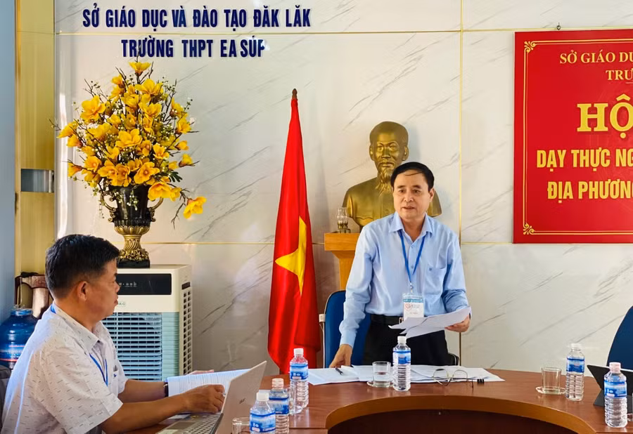Ông Lê Văn Hảo - Tổ trưởng Tổ kiểm tra số 2, Ban Chỉ đạo thi tỉnh Đắk Lắk phát biểu tại điểm thi THPT Ea Súp.
