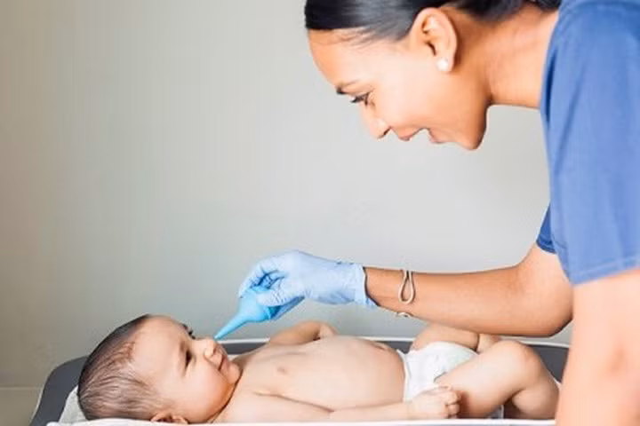 Trẻ nhỏ bị chảy nhiều nước mắt là bệnh gì?
