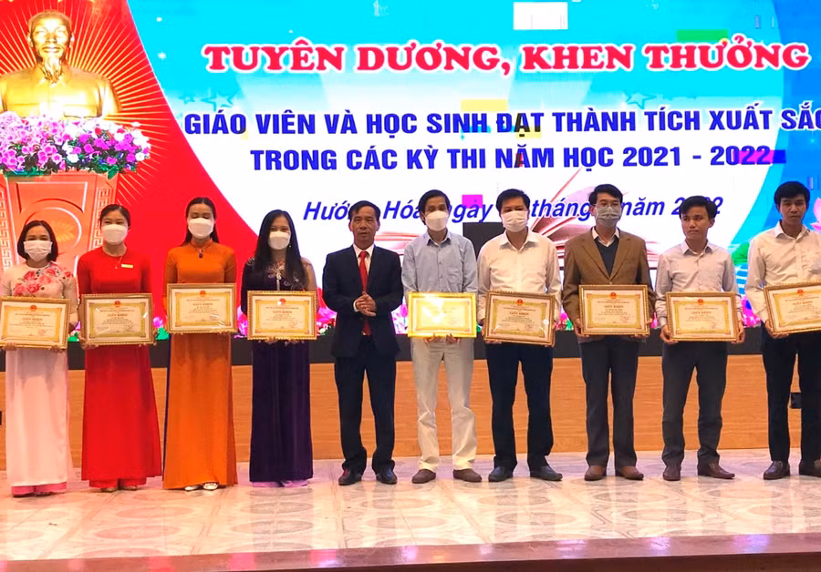 Lãnh đạo UBND huyện Hướng Hóa tuyên dương các giáo viên đạt thành tích trong năm học 2021-2022.