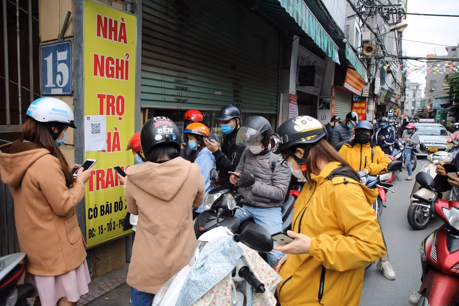 Hà Nội: Người dân xếp hàng dài quét mã QR vào làng Phú Đô ảnh 6