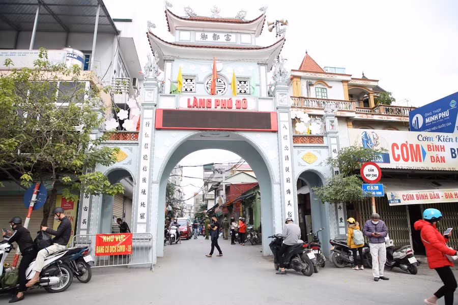 Cổng làng Phú Đô lực lượng chức năng đã đặt mã QR để kiểm soát người dân ra vào trong khu vực.
