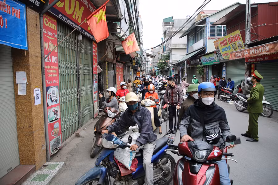 Hiện tượng đông người tại điểm quét mã QR xảy ra vì người dân vẫn chưa quen với việc sử dụng các ứng dụng.