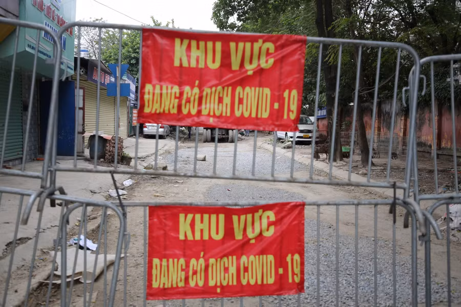 Nhiều chốt cứng tại những lối ra vào làng Phú Đô đã được lực lượng chức năng lập nên.