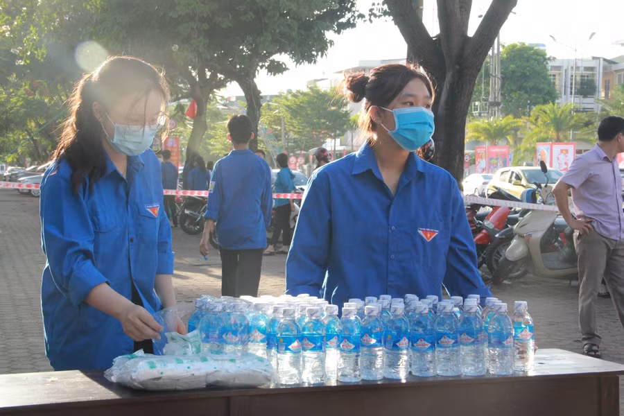 ... cung cấp nước uống tại HĐT trường THPT Phan Đình Phùng ( TP Hà Tĩnh).