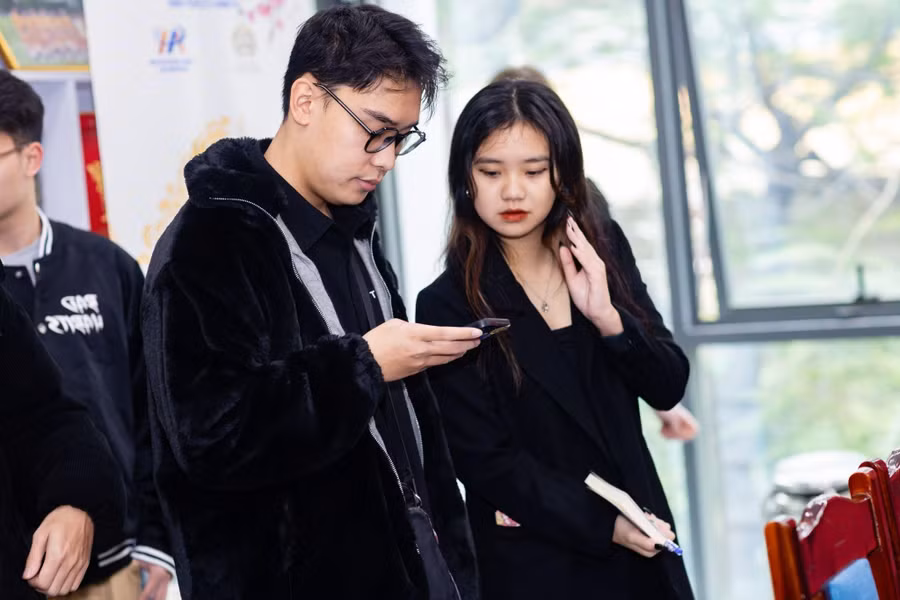 Bùi Nghĩa Dương, thành viên của nhóm kiểm tra các sản phẩm truyền thông trên các nền tảng.